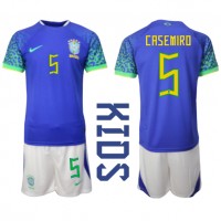 Koszulka piłkarska Brazylia Casemiro #5 Strój wyjazdowy dla dzieci MŚ 2022 tanio Krótki Rękaw (+ Krótkie spodenki)